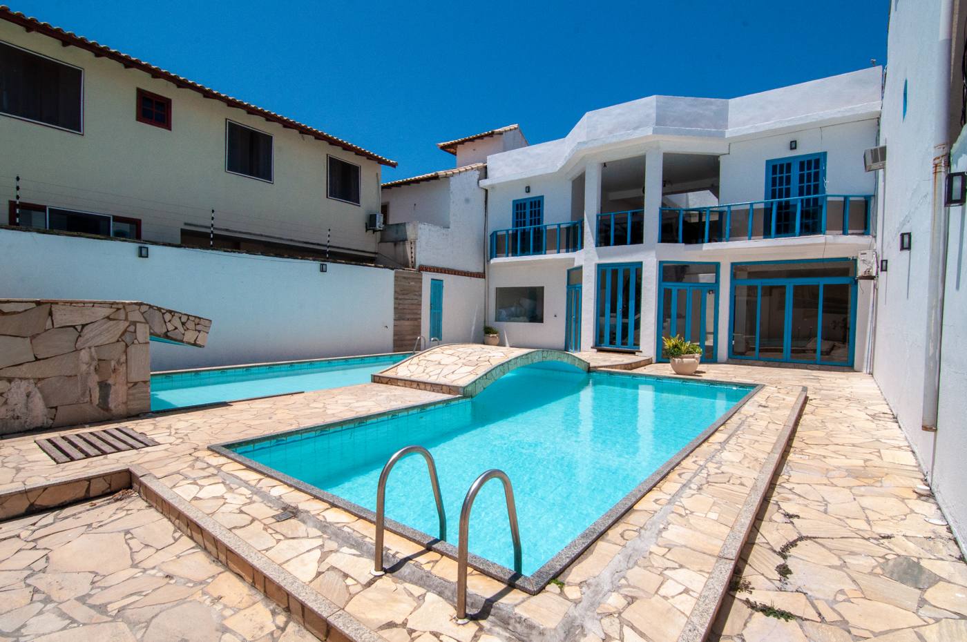Piscina e fachada